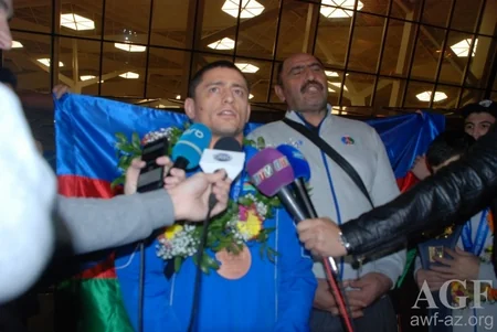 Dünya çempionatında 4-cü yeri tutan yunan-Roma güləşçiləri vətənə dönüb