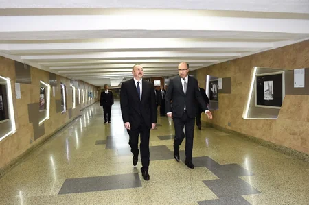 Prezident İlham Əliyev paytaxta gətirilən yeni metro qatarlarında yaradılan şəraitlə tanış olub - YENİLƏNİB