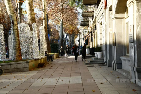 Tbilisidə Yeni il instalyasiyasında Bakının simvolu yer alıb