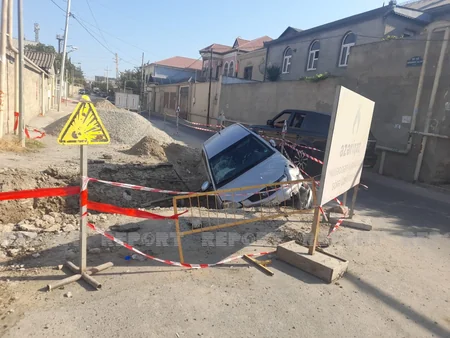 Azəriqazın qazıntı apardığı əraziyə avtomobil aşıb