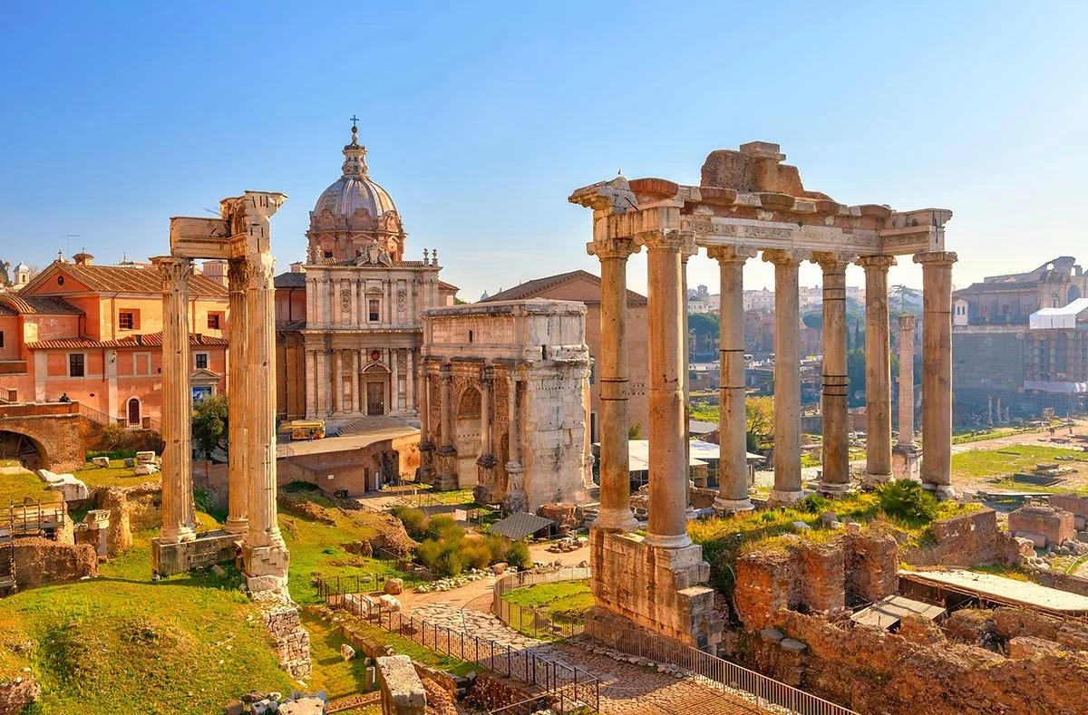 İtaliyada tarixi Roma forumunun divarı turistlərin gözü önündə uçub