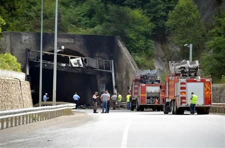 Truck crashes at tunnel in Turkey: 5 killed, 2 injured