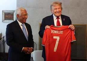 Kriştianu Ronaldu Donald Trampa forma hədiyyə edib