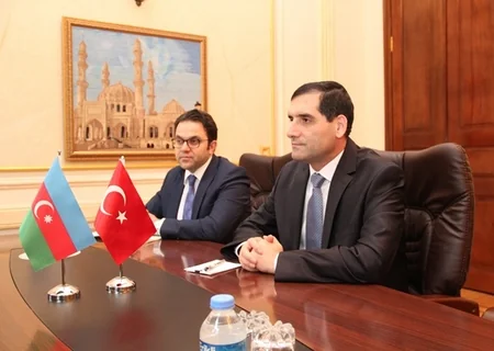 Mübariz Qurbanlı Türkiyənin Azərbaycandakı yeni səfiri ilə görüşüb