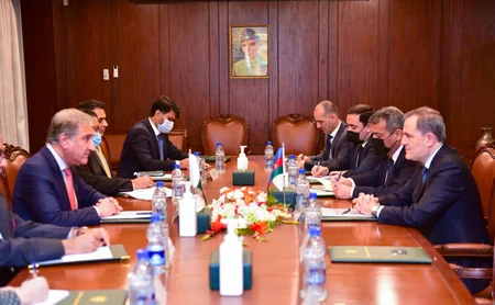 Azerbaijani FM meets Pakistani counterpart
