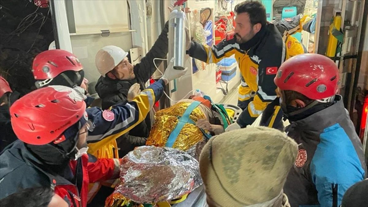 Adıyamanda zəlzələdən 212 saat sonra 77 yaşlı qadın xilas edilib