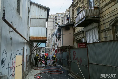 Bakının mərkəzində yaşayış binasında baş verən yanğın söndürülüb - FOTO - YENİLƏNİB