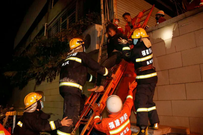Çində hotelin uçması nəticəsində ölənlərin sayı artıb - FOTO