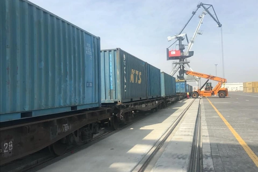 В Бакинский порт впервые партия карбамида поставлена контейнерами