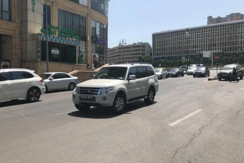 Bakıda yolun ortasında parklanmış minik avtomobili təxliyə edilib - ƏLAVƏ OLUNUB