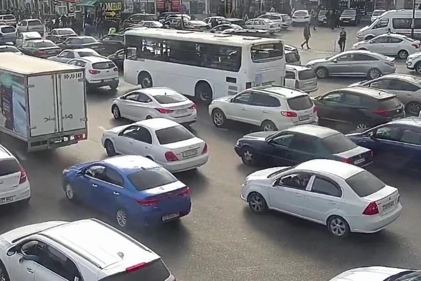 Bakının bir sıra yollarında tıxac yaranıb - SİYAHI