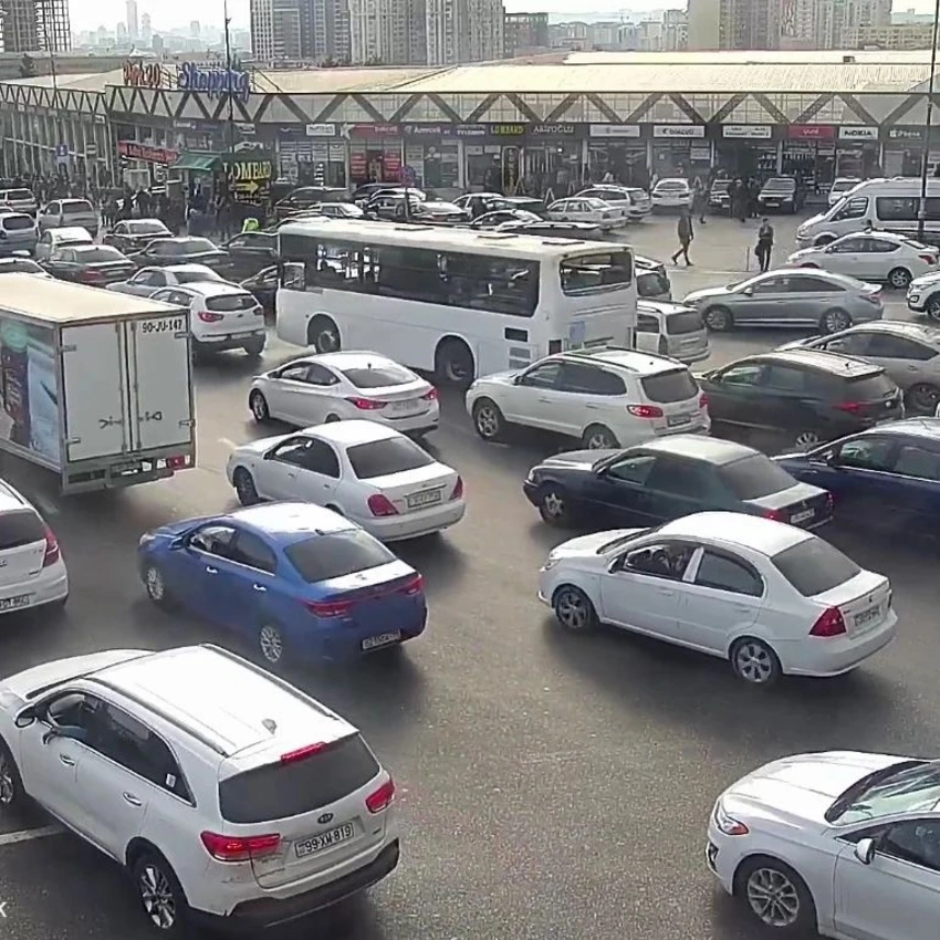 Bakının bir sıra yollarında tıxac yaranıb - SİYAHI 
