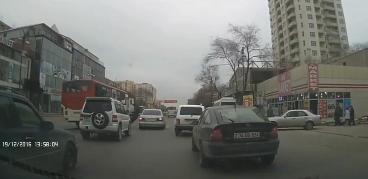 Bakıda sərnişin avtobusu piyada zolağından istifadə edən kişini vurub - VİDEO