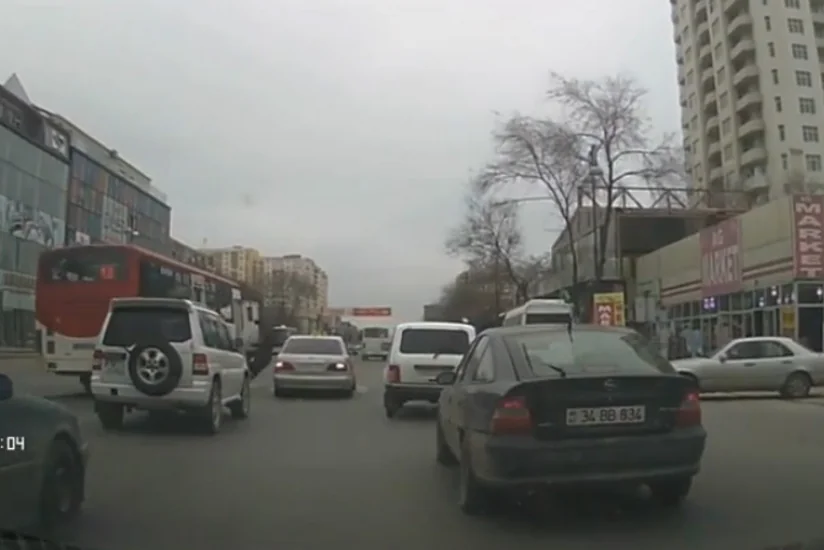 В Баку пассажирский автобус сбил мужчину на пешеходной дорожке - ВИДЕО