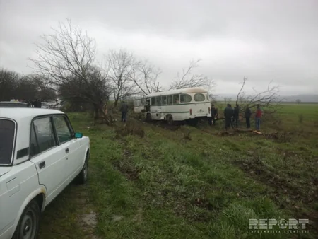 Qubada sərnişin avtobusu qəzaya düşüb, 15 nəfər xəsarət alıb - FOTO
