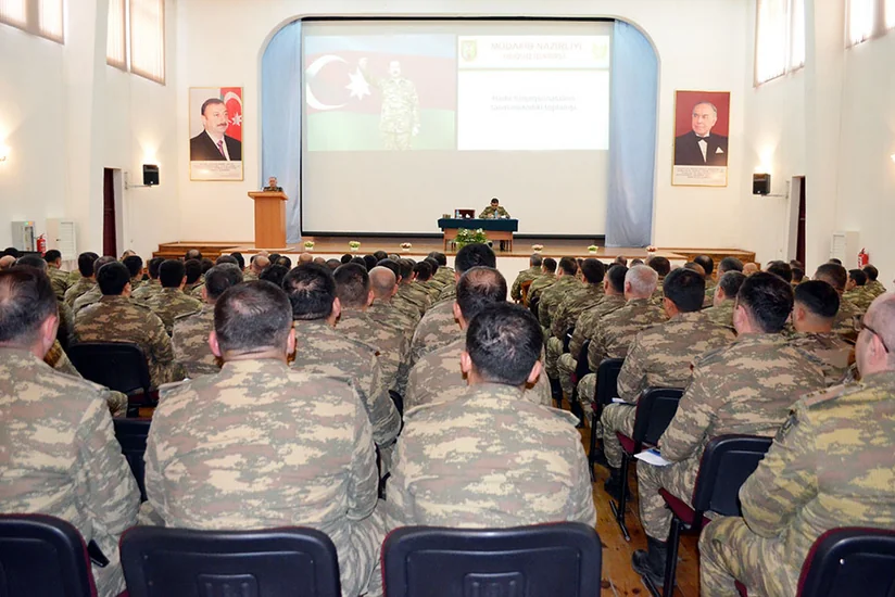 Müdafiə Nazirliyində hərbçilərin maaşının artırılması məsələsi müzakirə olunub