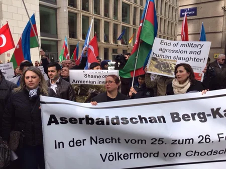 ​Azərbaycan və Türk diaspor təşkilatları Brüsseldə etiraz aksiyası keçirib