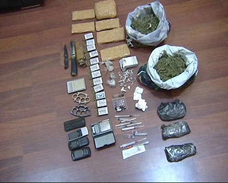 Polis Sumqayıt sakininin evində narkotik maddə və silah aşkarlayıb