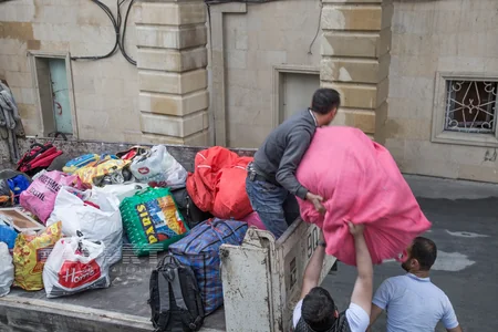 Yanğın baş verən binanın sakinləri evlərindən əşyalarını çıxarıblar - FOTOREPORTAJ