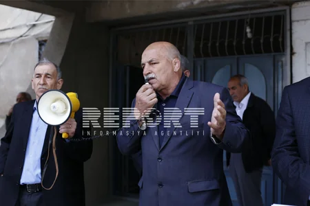 ​Müsavatın bir qrup üzvü partiya qərargahı qarşısında etiraz aksiyası keçirib - FOTO