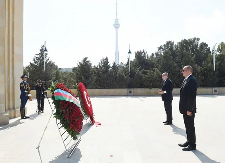İlham Əliyev və Rəcəb Tayyib Ərdoğan Şəhidlər xiyabanını ziyarət ediblər