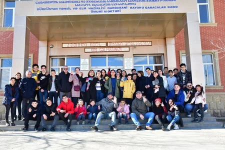 Gürcüstanın baş kitabxanaçısı azərbaycandilli məktəbə kitablar hədiyyə etdi