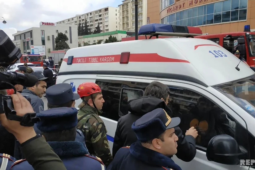 Минздрав распространил заявление в связи с пожаром в торговом центре в Баку