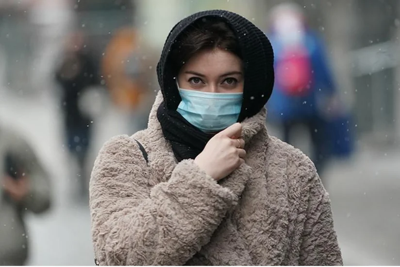 Эксперт назвал обязательным ношение маски после прививки от COVID-19