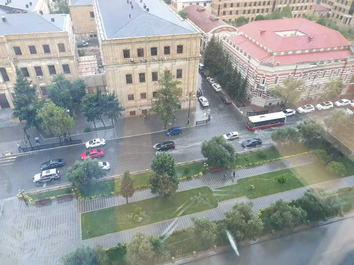 Güclü yağış Bakı yollarında problemlər yaradıb
