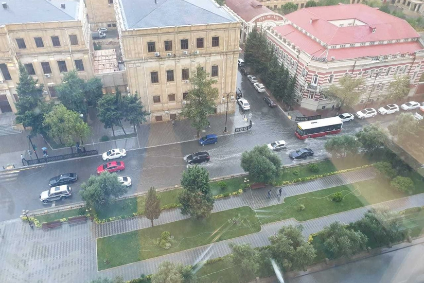 Сильный дождь создал проблемы на дорогах Баку