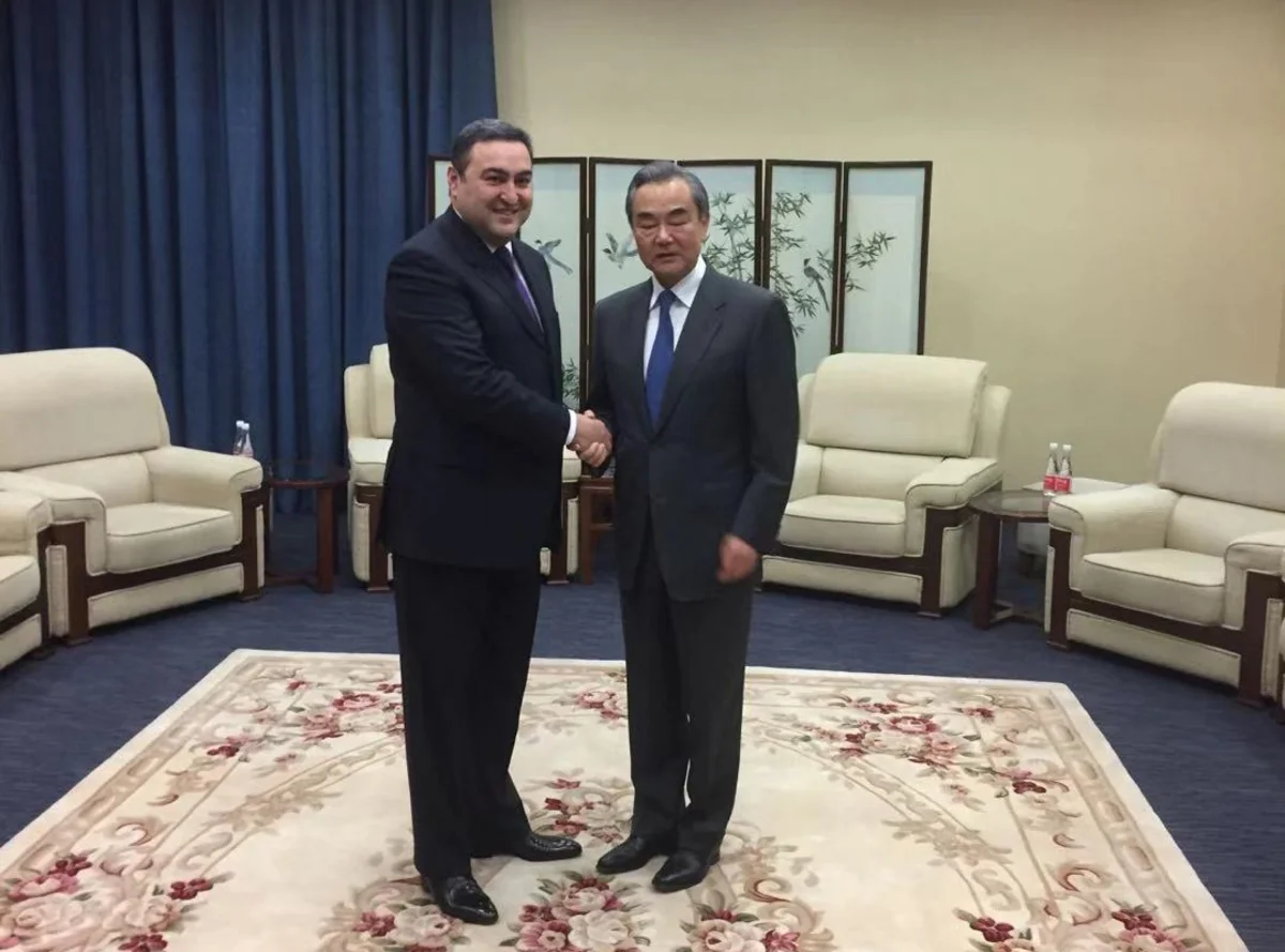 Medal of the 100th Anniversary of the Diplomatic Service presented to Chinese Foreign Minister