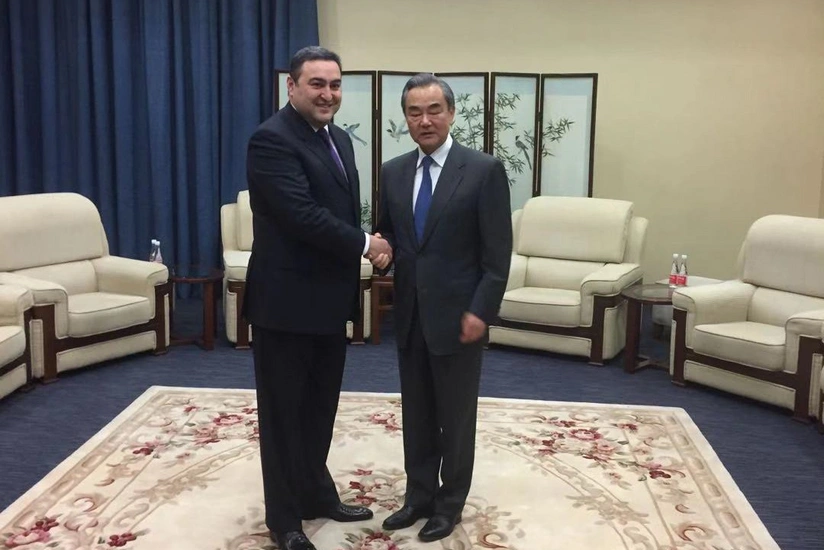Medal of the 100th Anniversary of the Diplomatic Service presented to Chinese Foreign Minister