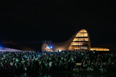 Heydər Əliyev Mərkəzinin parkında Milli Qurtuluş Gününə həsr olunan konsert keçirilib