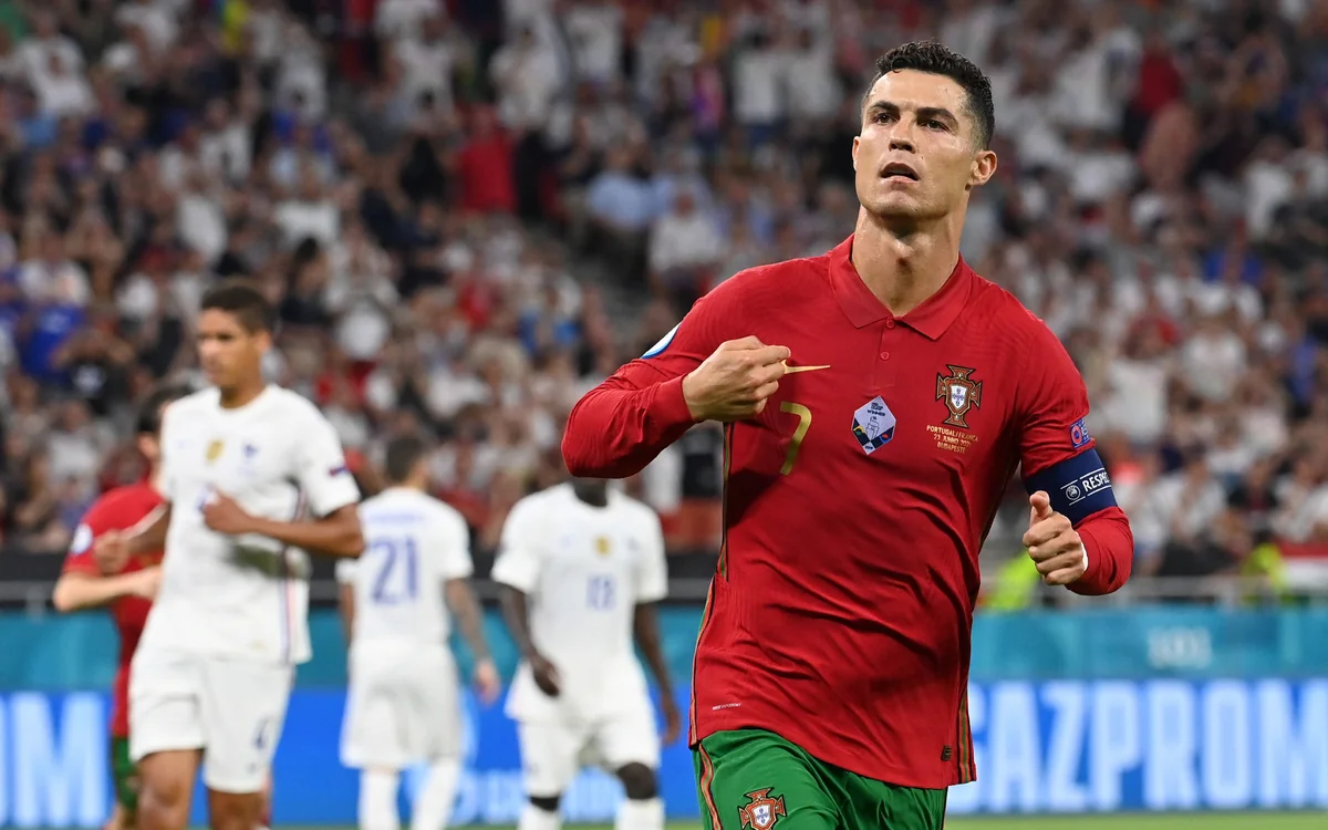 Ronaldu ayın futbolçusu seçilərək, Runinin rekordunu yeniləyib