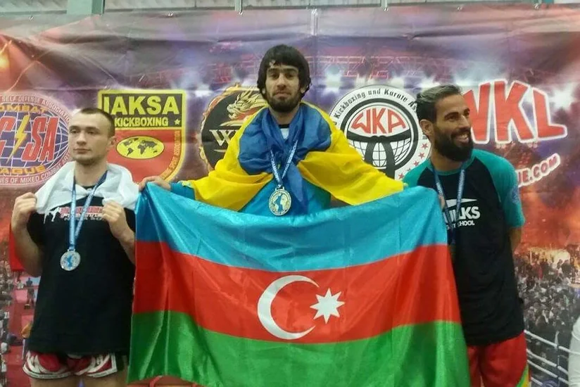 Победитель Чемпионата мира по кикбоксингу поднял азербайджанский флаг в Италии - ВИДЕО