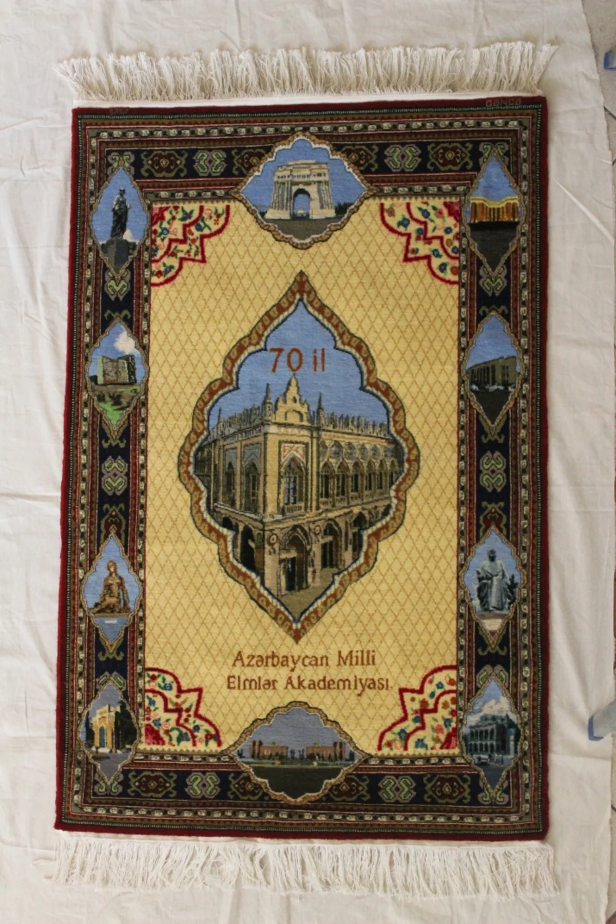 AMEA prezidenti Tarix Muzeyinə xalça hədiyyə edib