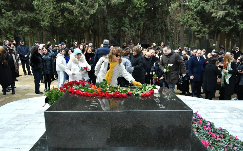 Деятели культуры в 105-й день рождения Гара Гараева посетили его могилу