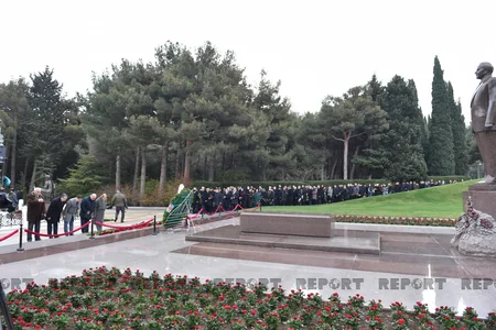 YAP rəhbərliyi ümummilli lider Heydər Əliyevin məzarını ziyarət edib