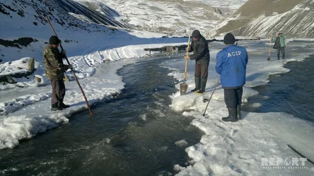 Qudyalçay çayı donub - FOTOREPORTAJ