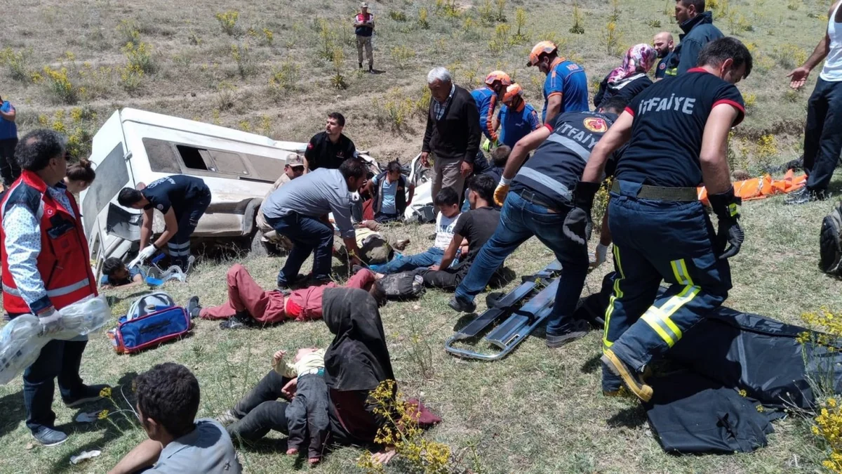 14 killed, 28 injured as minibus overturns in Turkey