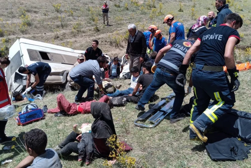 Türkiyədə mikroavtobus aşıb, 15 nəfər ölüb, 27-si yaralanıb