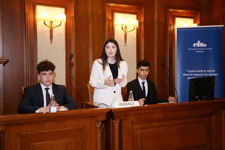 “Gənc Hüquq Müdafiəçiləri” səhnələşdirilmiş məhkəmə müsabiqəsinin final mərhələsi keçirilib