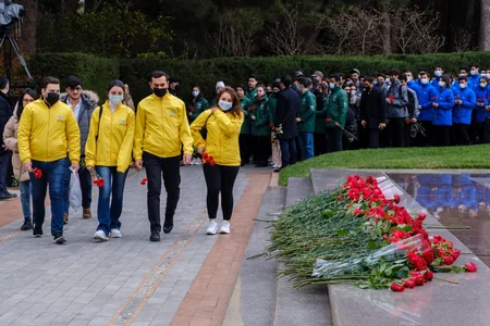 Gənc könüllülər ulu öndərin xatirəsini anıblar