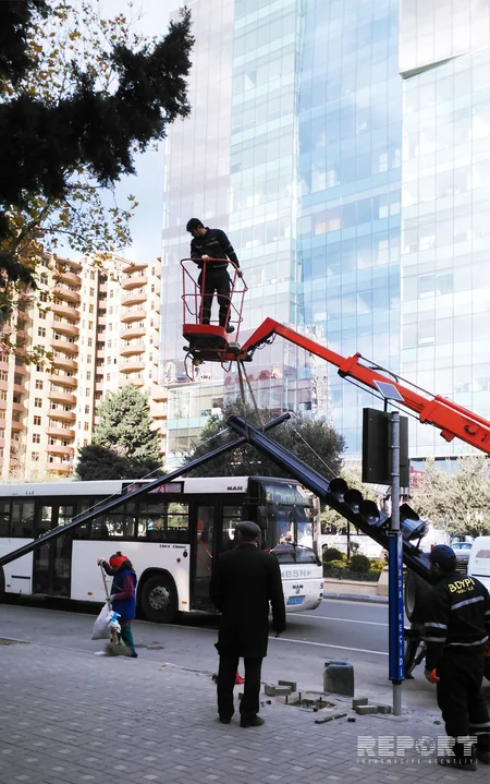 Bakıda tıxac yaradan piyada keçidlərinin qarşısında işıqfor quraşdırılır - FOTO