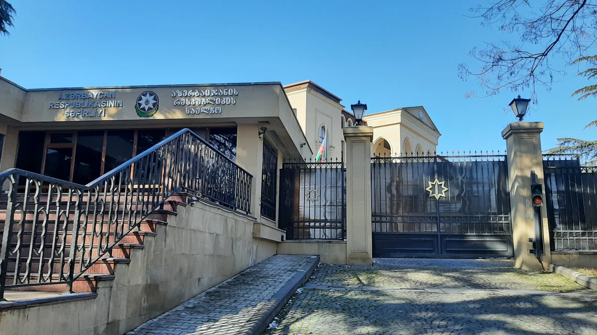 Azərbaycanın Gürcüstandakı səfirliyində bayraq endirilib