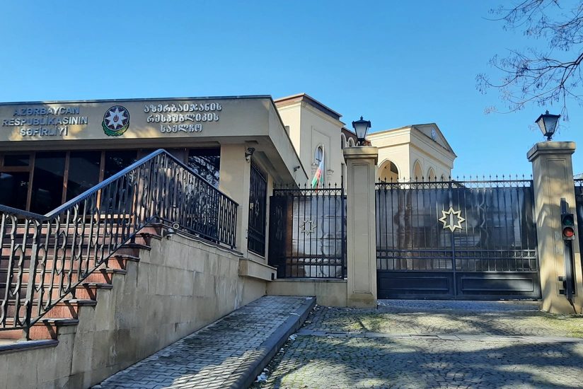 Azərbaycanın Gürcüstandakı səfirliyində bayraq endirilib