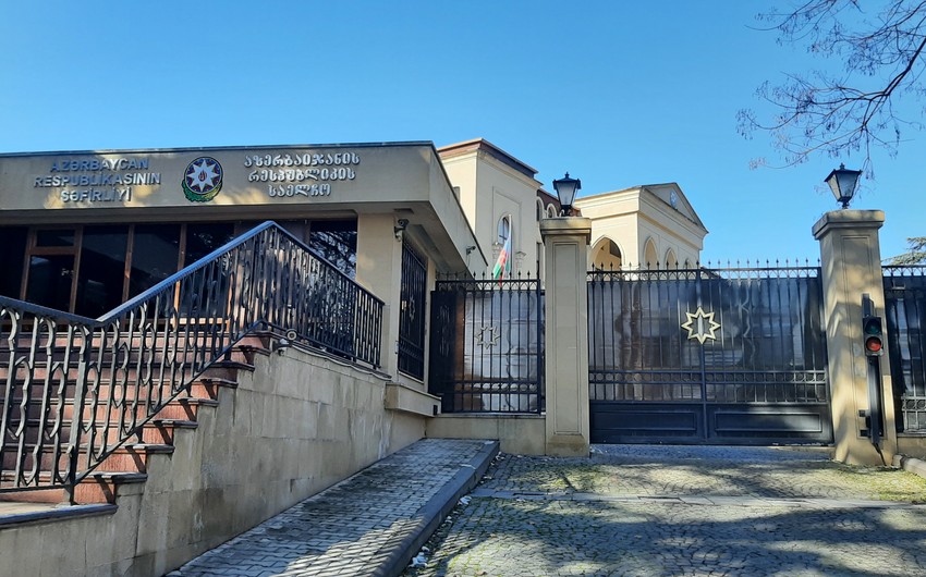 Azərbaycanın Gürcüstandakı səfirliyində bayraq endirilib