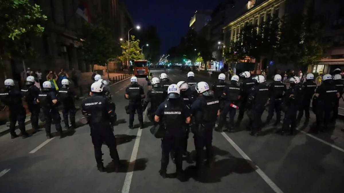 Полиция Сербии задержала четырех участников протестов в ночь на понедельник