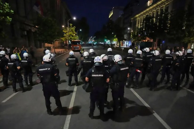 Полиция Сербии задержала четырех участников протестов в ночь на понедельник