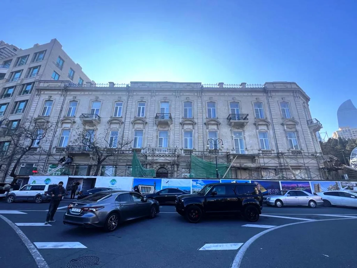 Bakıda memarlıq binasına baxış keçirilib, təmir işləri aparan şirkətə tövsiyələr verilib